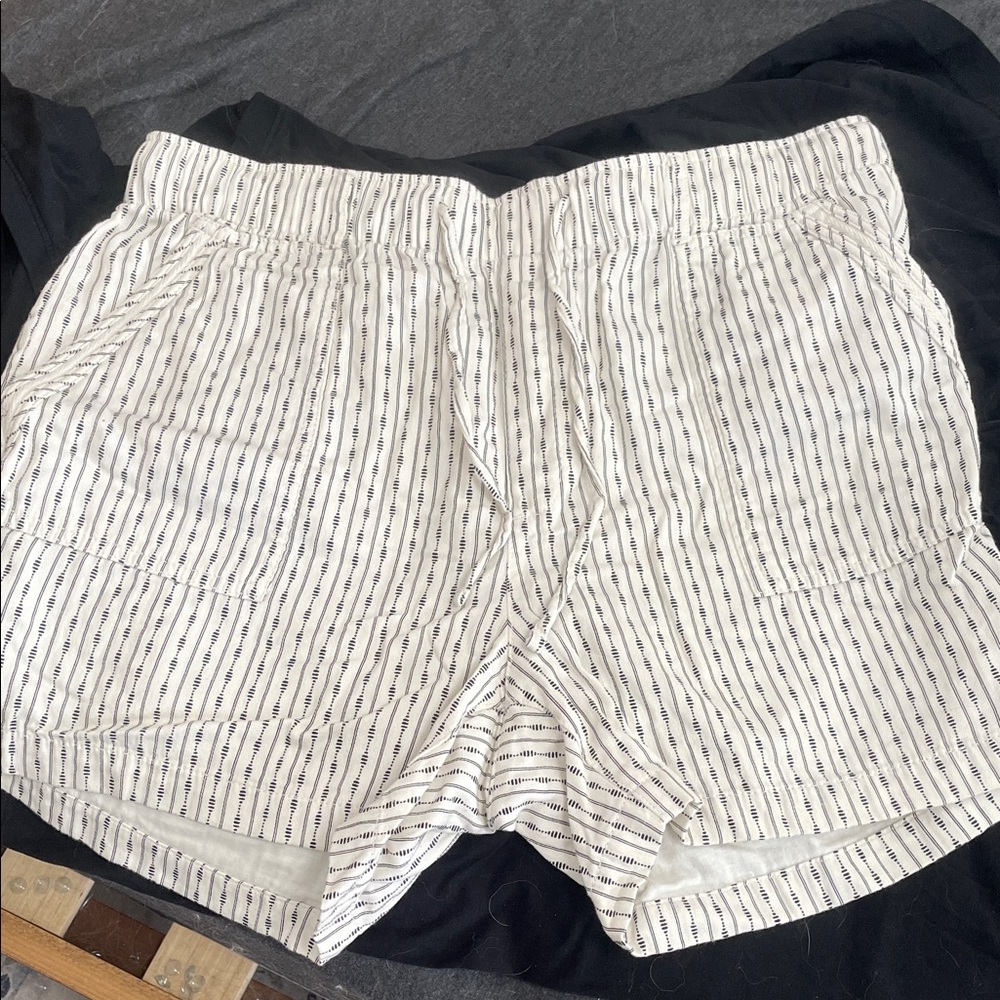 Old Navy women’s Black and White Striped Shorts